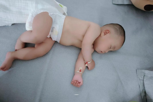 开平几个月宝宝会抬头